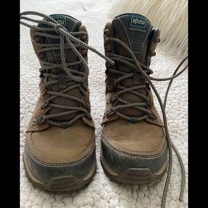 Teva Ahnu hiking boots Size 6